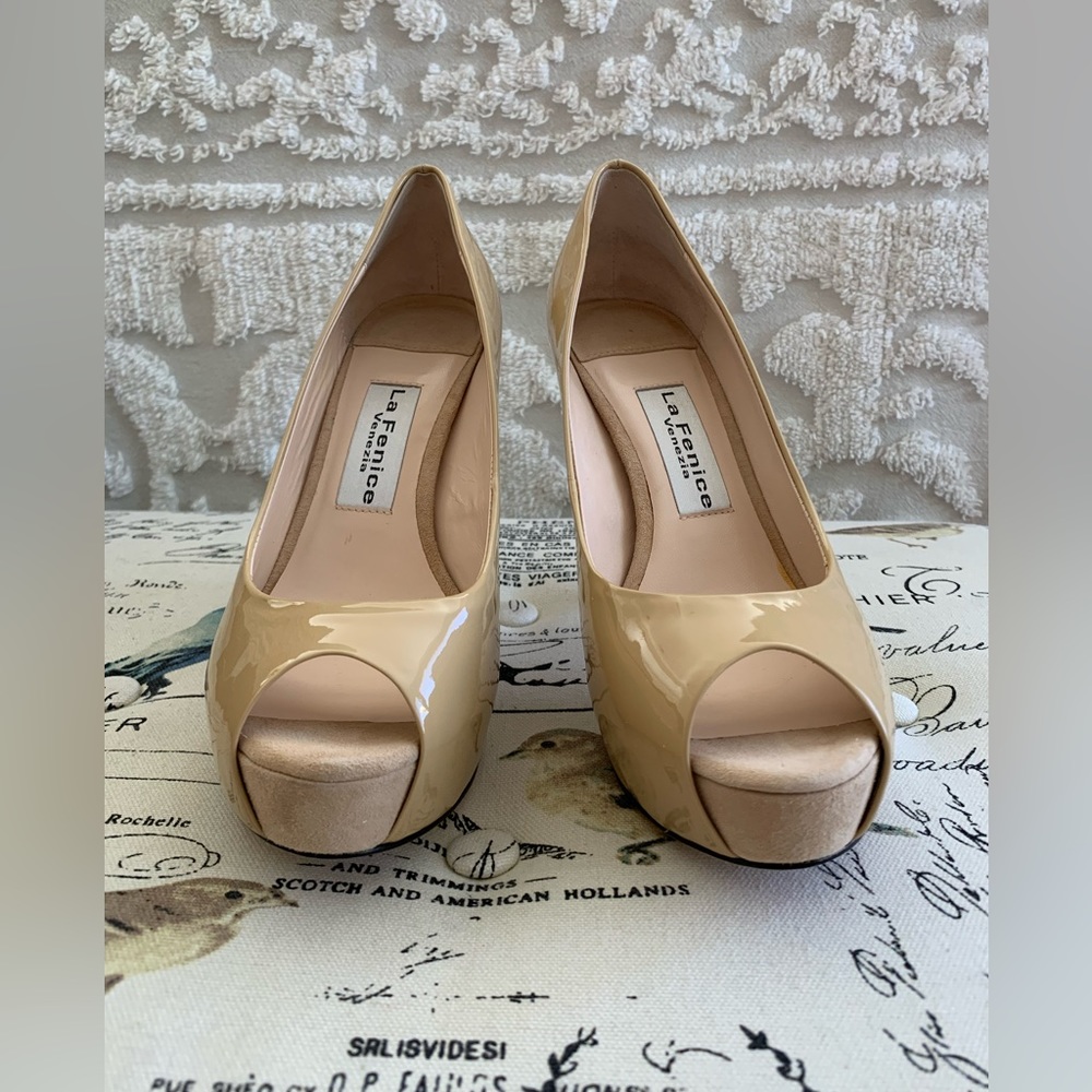 NWT LaFenice Venezia Light Beige Patent Leather/Suede Platform Peep Toe Pumps 9